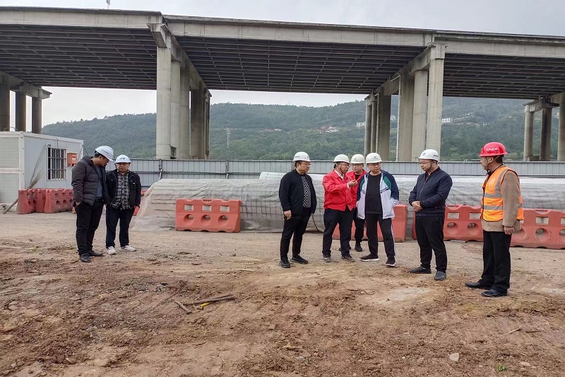 交投集團(tuán)黨委副書記、總經(jīng)理牟春華檢查督導(dǎo)二專線北出口改建項目工作