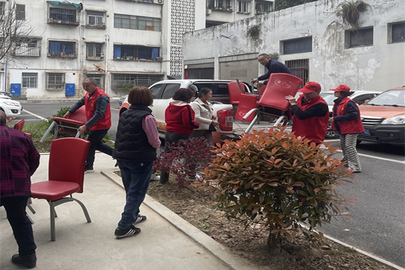 我為群眾辦實(shí)事||黨建引領(lǐng)送溫暖，愛心座椅進(jìn)社區(qū)